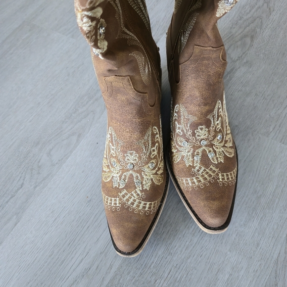 Embroidered Tan Western Cowboy Boots - Picture 13 of 15